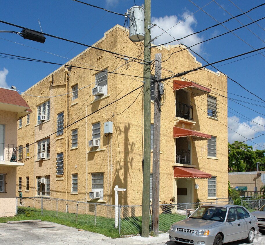 Building Photo - 820 SW 11th Ave