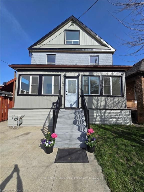 Building Photo - 300 Balmoral Av N