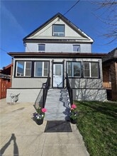 Building Photo - 300 Balmoral Av N