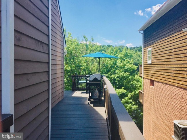 Foto del edificio - 6580 Hemlock Point Rd