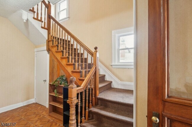 Building Photo - 44 Elm St