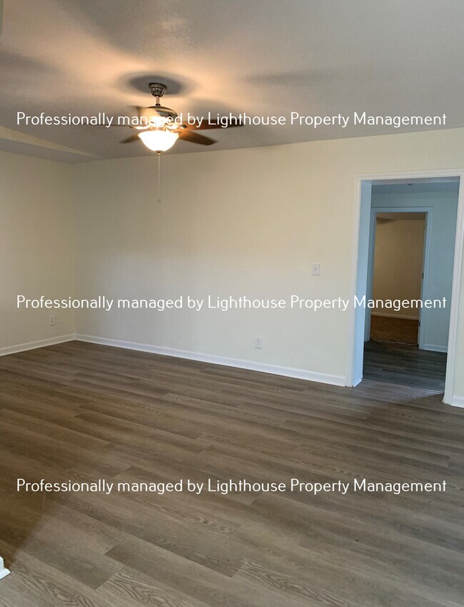 Building Photo - 825 Le Brun Dr
