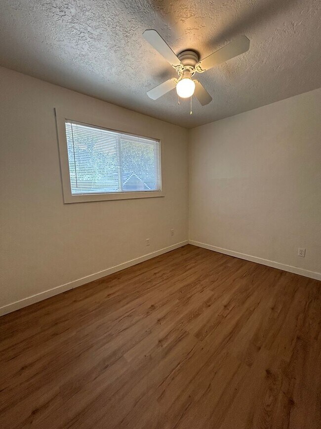 Foto del edificio - 3850 N Collister Dr