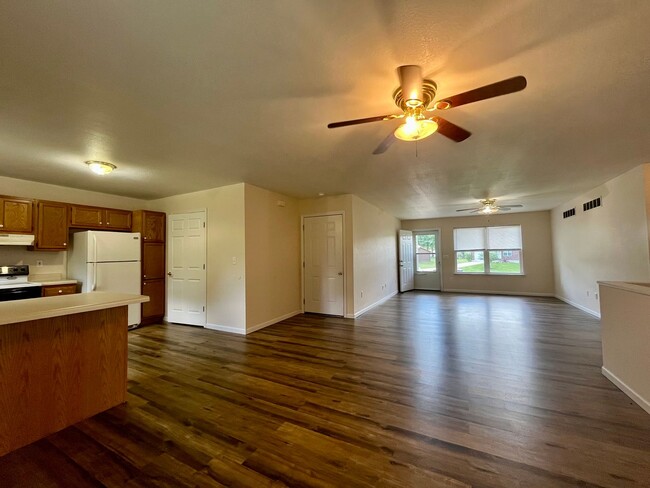 Building Photo - 55+ Property | 2 Bed | 2 Bath | House
