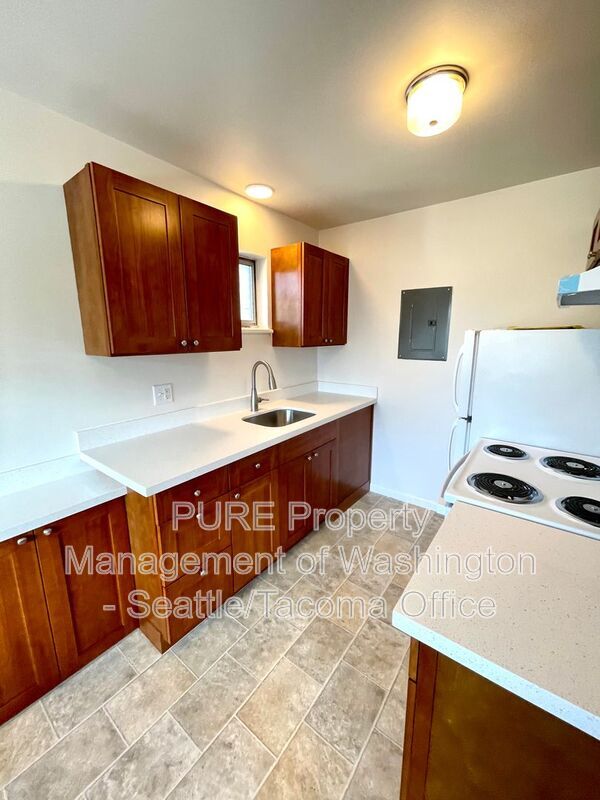 Building Photo - 2215 California Ave SW