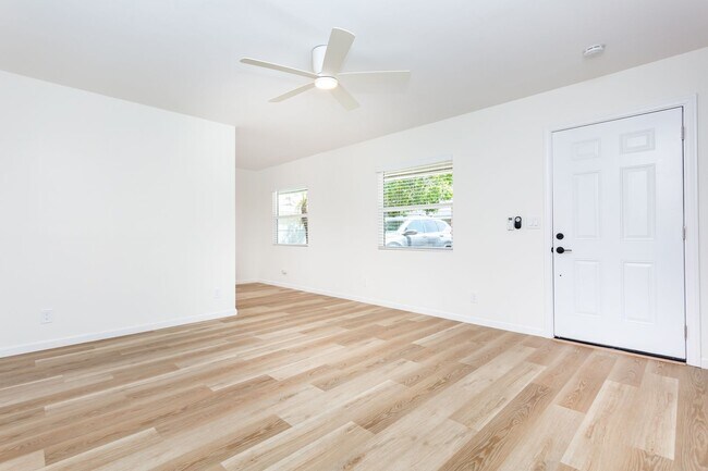 Foto del edificio - COMING SOON!! Amazing Renovated 1-BR Unit ...