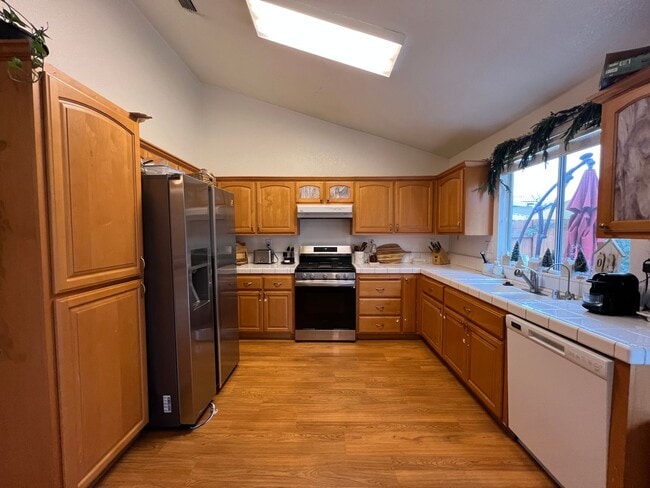 Foto del edificio - Wonderful 4 Bedroom Home Near Parks With Shopping Nearby!