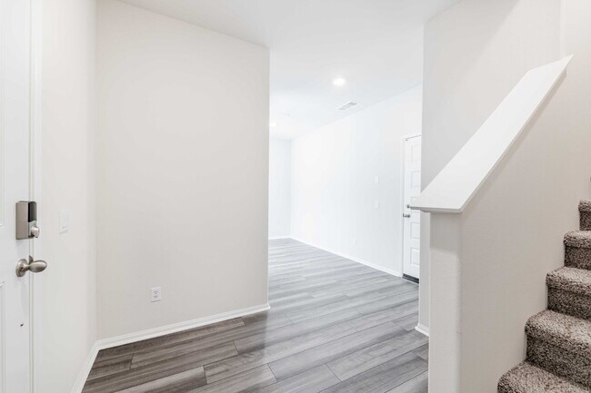 Foto del edificio - Brand-new must-see 3-bedroom townhome near...