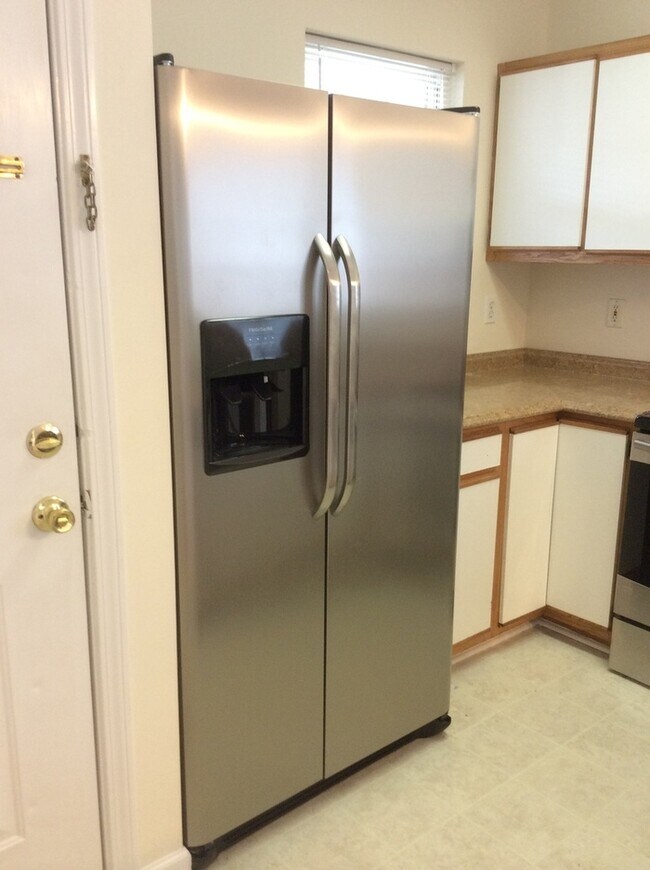 Foto del edificio - Updated flooring, McClelland Town homes 2BR/2Bath one level patio home, with back court yard! Clo...