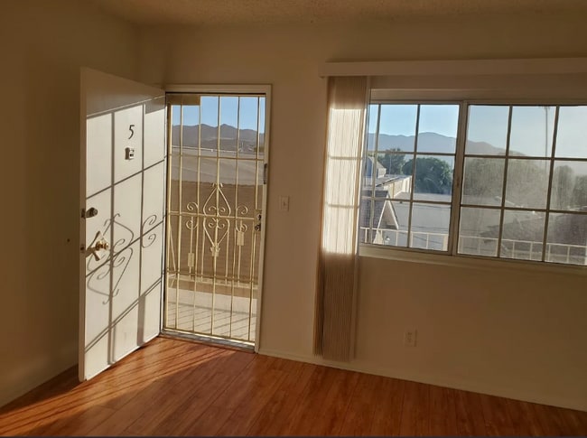 Foto del edificio - 1128 Raymond Ave