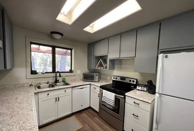 Foto del edificio - Quiet 3 Bedroom 2 Bathroom House