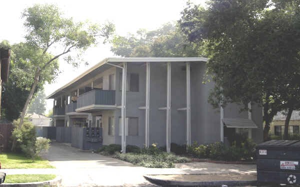 Foto del edificio - 100 N Grand Oaks Ave