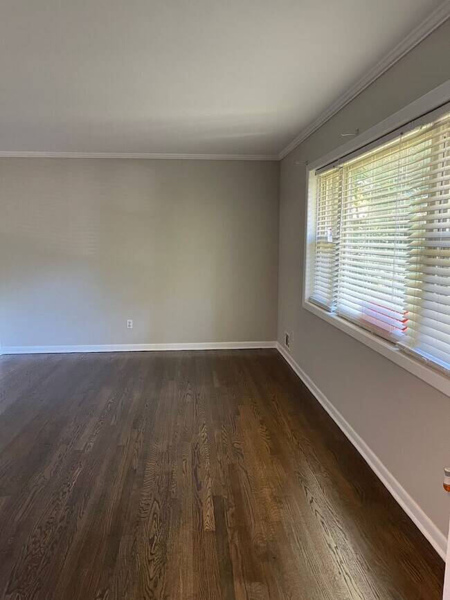 Foto del edificio - Coming Soon! 5 Bedroom + 3 Bath w/a large front and back yard!