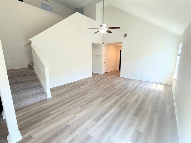 Foto del edificio - 236 Falcon Ln