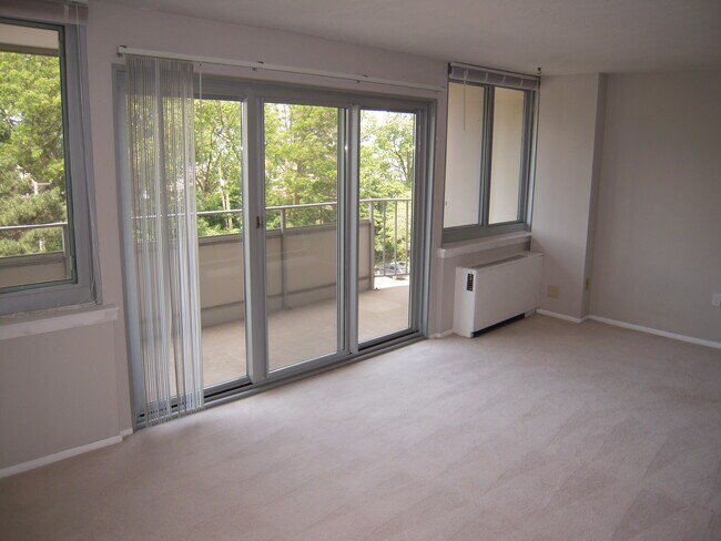 Foto del edificio - 12900 Lake Ave