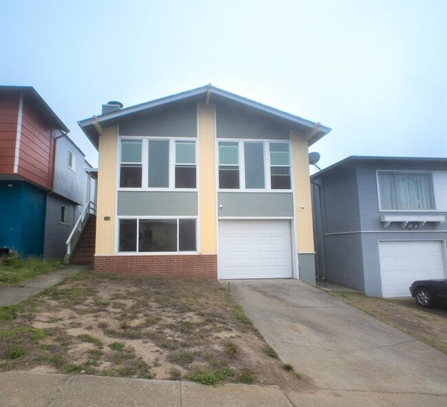 Building Photo - 1215 Skyline Dr