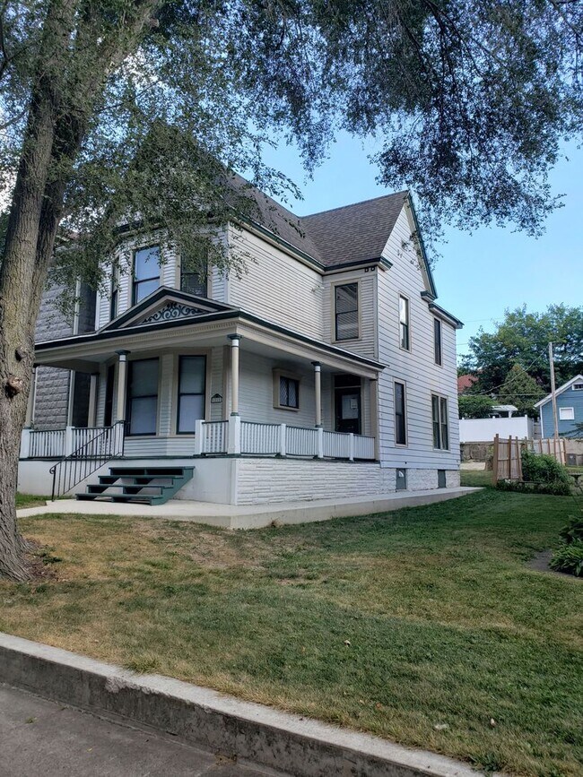 Building Photo - 1215 W Berry St - (triplex)