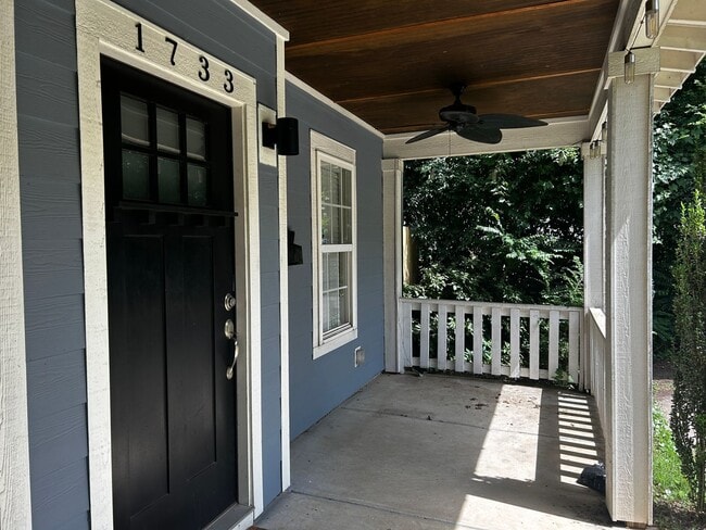 Building Photo - Gorgeous 4 Bedroom Home in Belmont Neighbo...