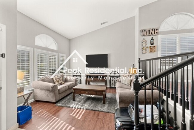 Foto del edificio - Spacious 4bd/3ba Roseville Home with Pool!