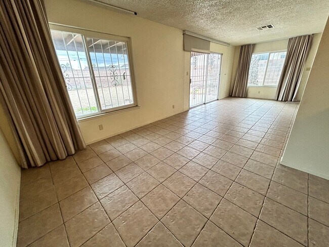 Building Photo - *SINGLE STORY 2 BEDROOM 2 BATH*