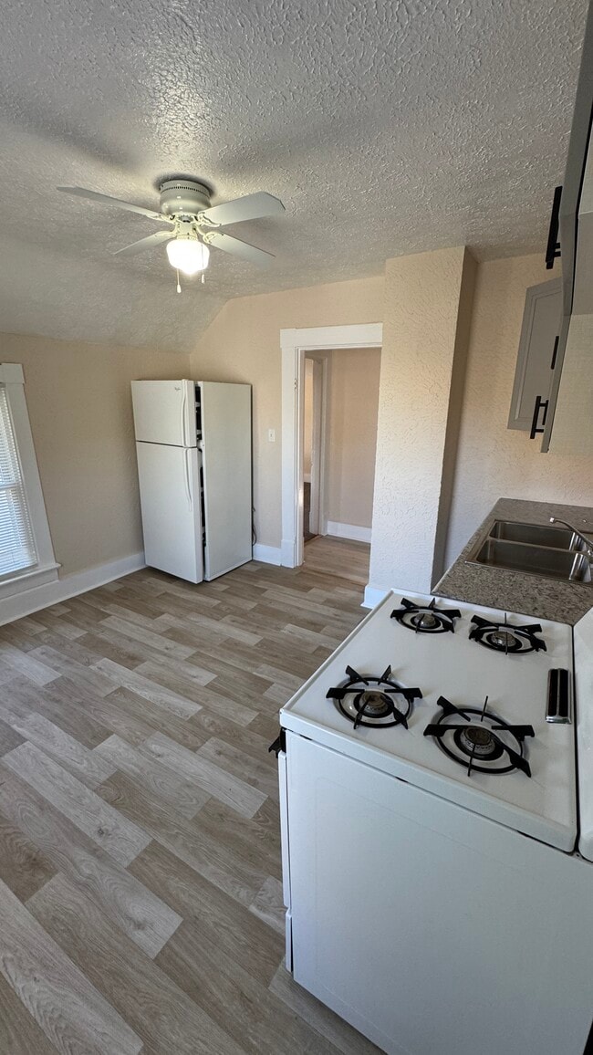 kitchen - 921 S 14th St