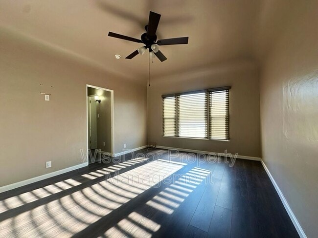 Foto del edificio - 1030 Leonard Ave