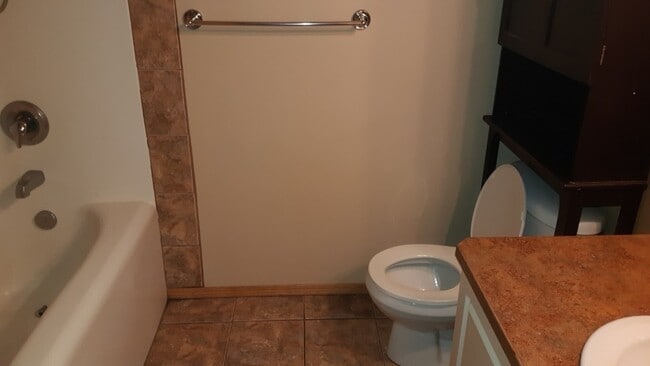Building Photo - 3 Bed 2 Bath Unit in Blackfalds, AB