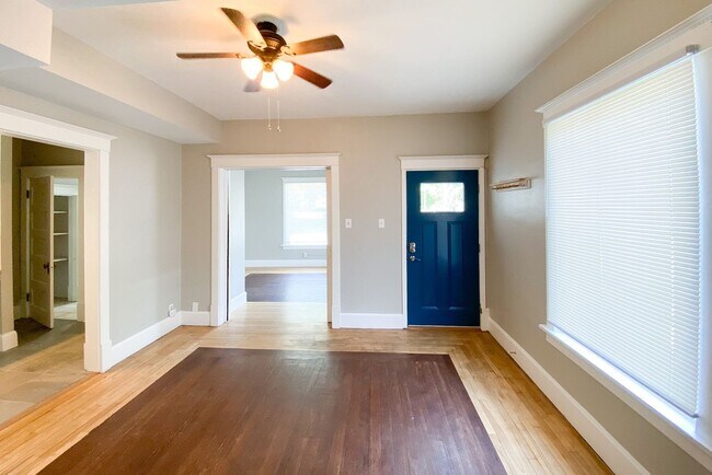 Building Photo - Grand 722