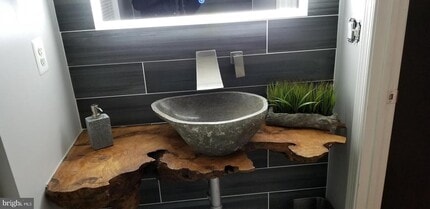 Building Photo - 8233 Lyndhurst St