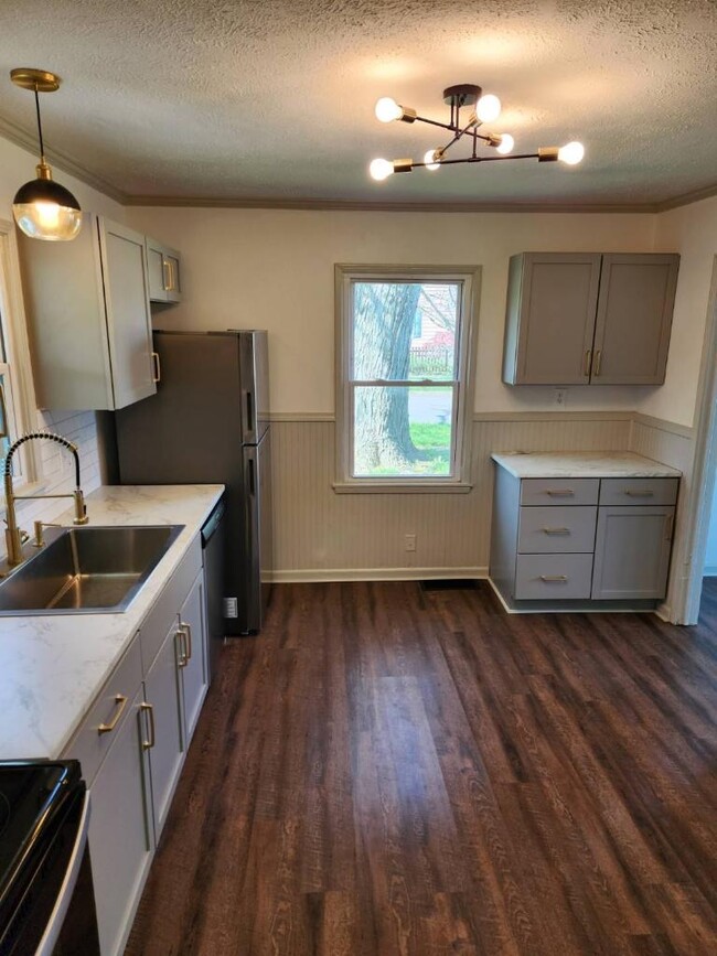 Building Photo - 1820 Woodman Dr