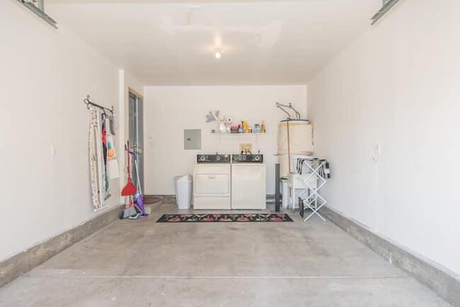 Building Photo - 563 Primrose Dr