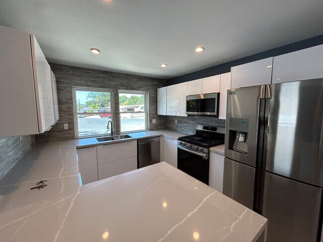 Building Photo - Newly Renovated 4 bed house!