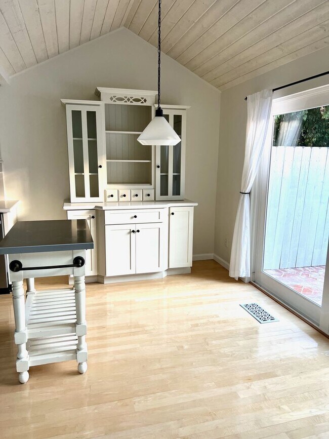 Building Photo - Spectacular Townhome for Rent in La Mesa – Walk to Lake Murray!