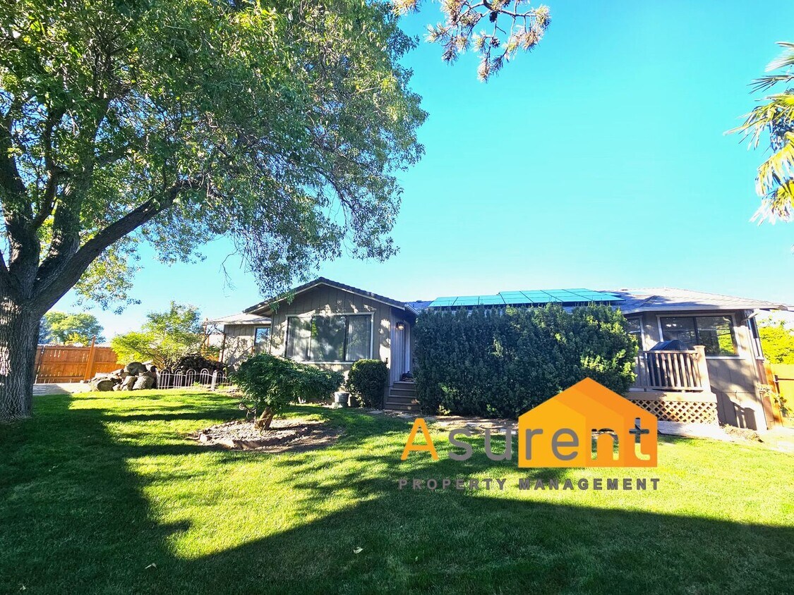 Foto principal - Wonderfully Updated Home in Fantastic Loca...