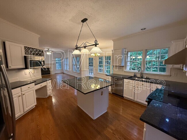Foto del edificio - 4210 Shoal Creek Dr