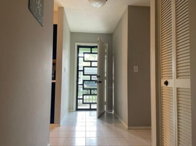 Building Photo - 5080 Barrington Cir
