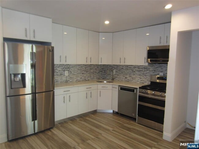 Building Photo - 423 Leonhardt Dr