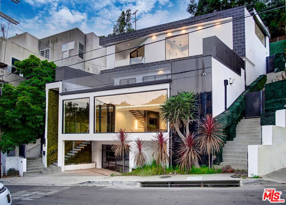 Primary Photo - 1715 N Beverly Dr