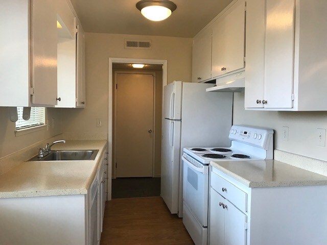 Kitchen - 2524 Jones Rd