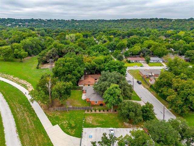 Foto del edificio - 705 Oak Forest Dr