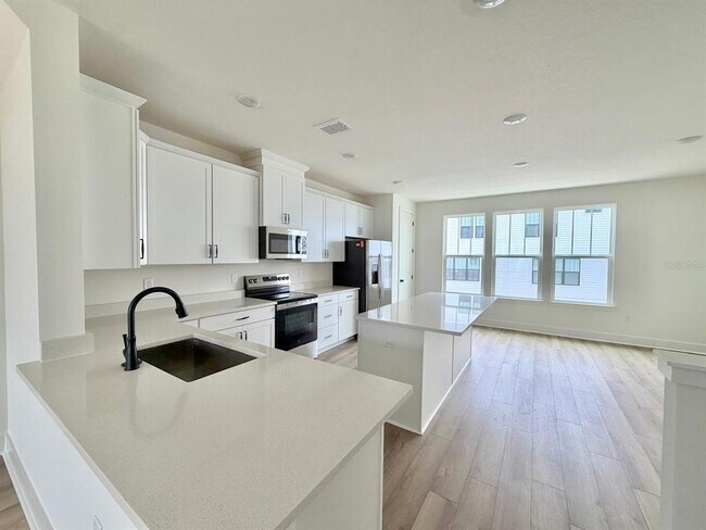 Foto del edificio - 15190 Groveside Rd