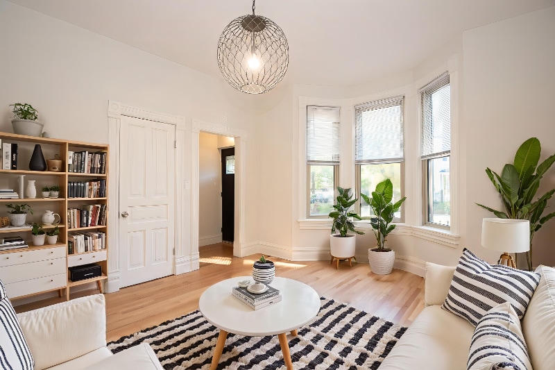 Primary Photo - 2176 N Maplewood Ave