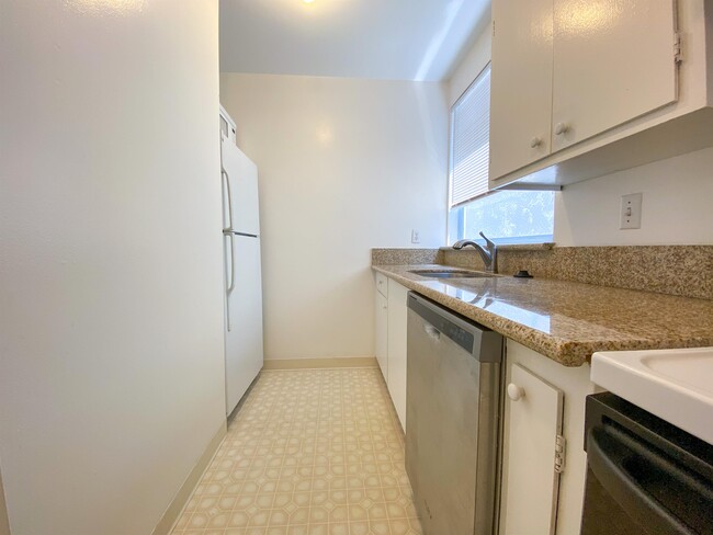 Building Photo - 2603 Benvenue Ave