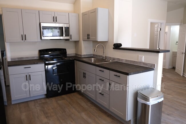 Building Photo - 2038 1/2 5th St