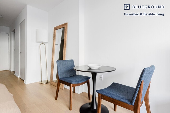 Foto del edificio - 535 W 23 St