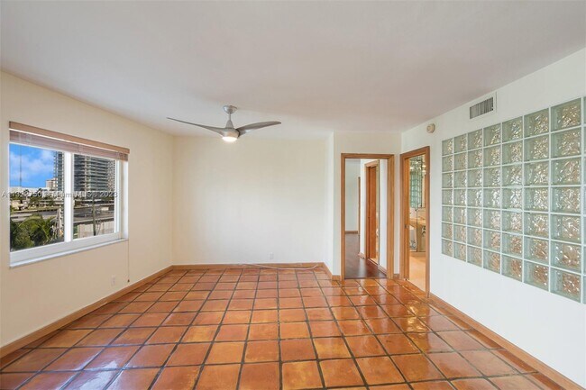 Building Photo - 720 Bayshore Dr