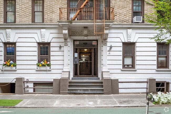 Building Photo - 128 W 13th St