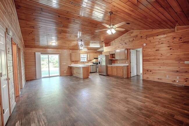 Building Photo - 400 Camellia Ave
