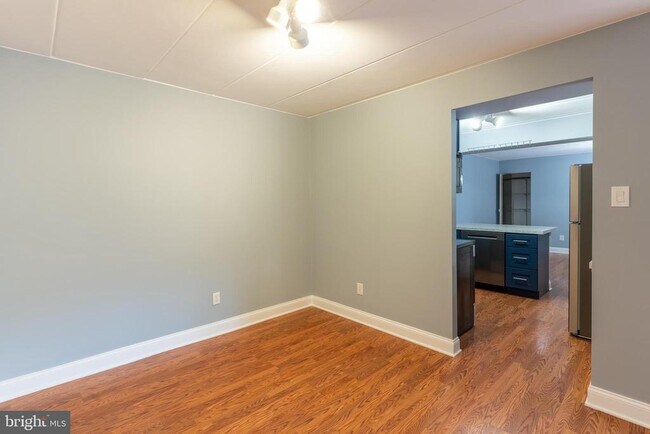 Foto del edificio - 235 E Village Rd