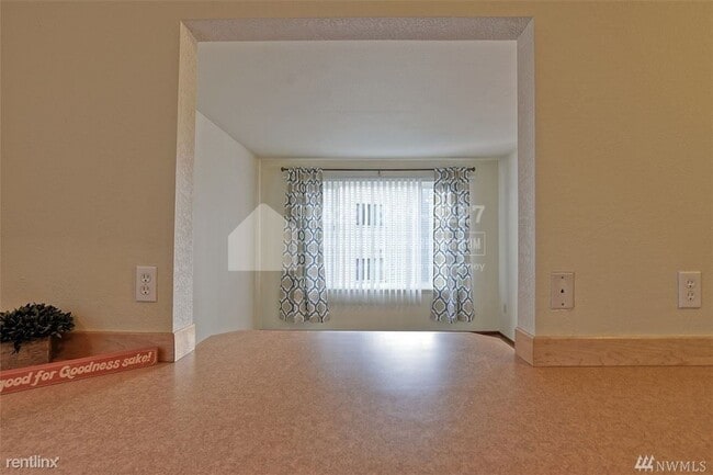 Building Photo - 3 br, 2 bath Condo - 20301 19th Ave NE Uni...